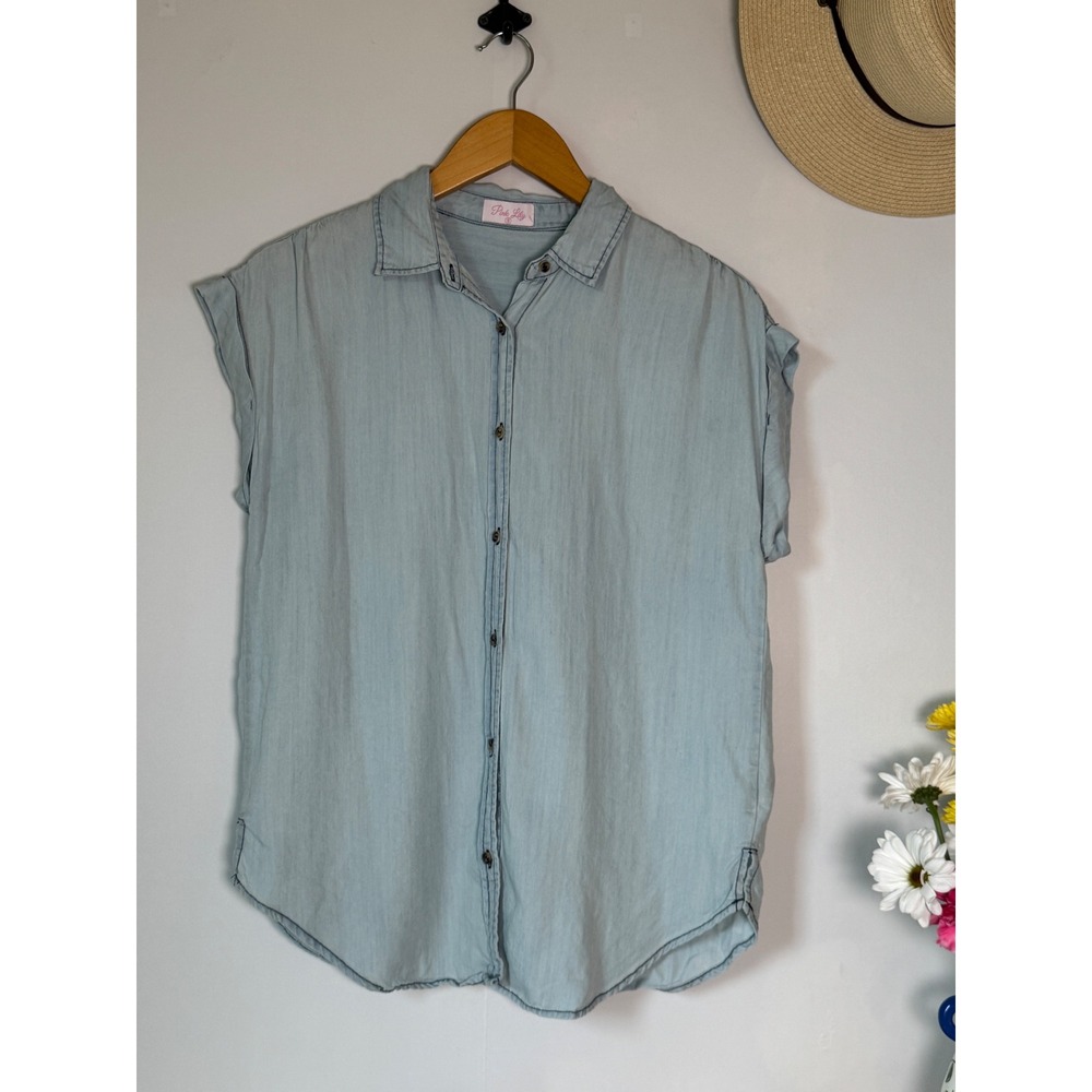 Pink Lily Chambray Top Women Small Light Blue Excellent Button Front Cap Sleeve